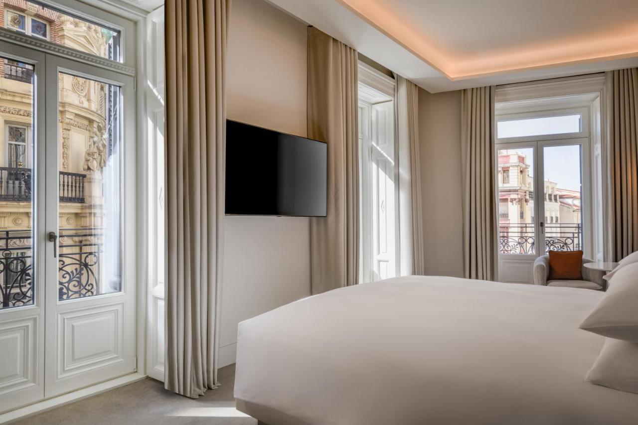 Premium Deluxe Corner King Room with City View