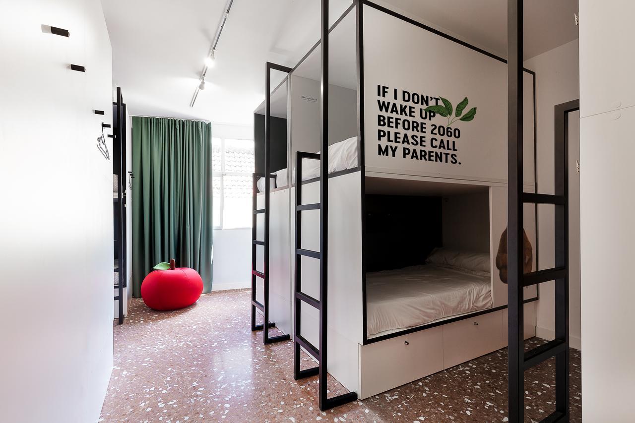 Bed in 12-Bed Mixed Dormitory Room with Shared Bathroom